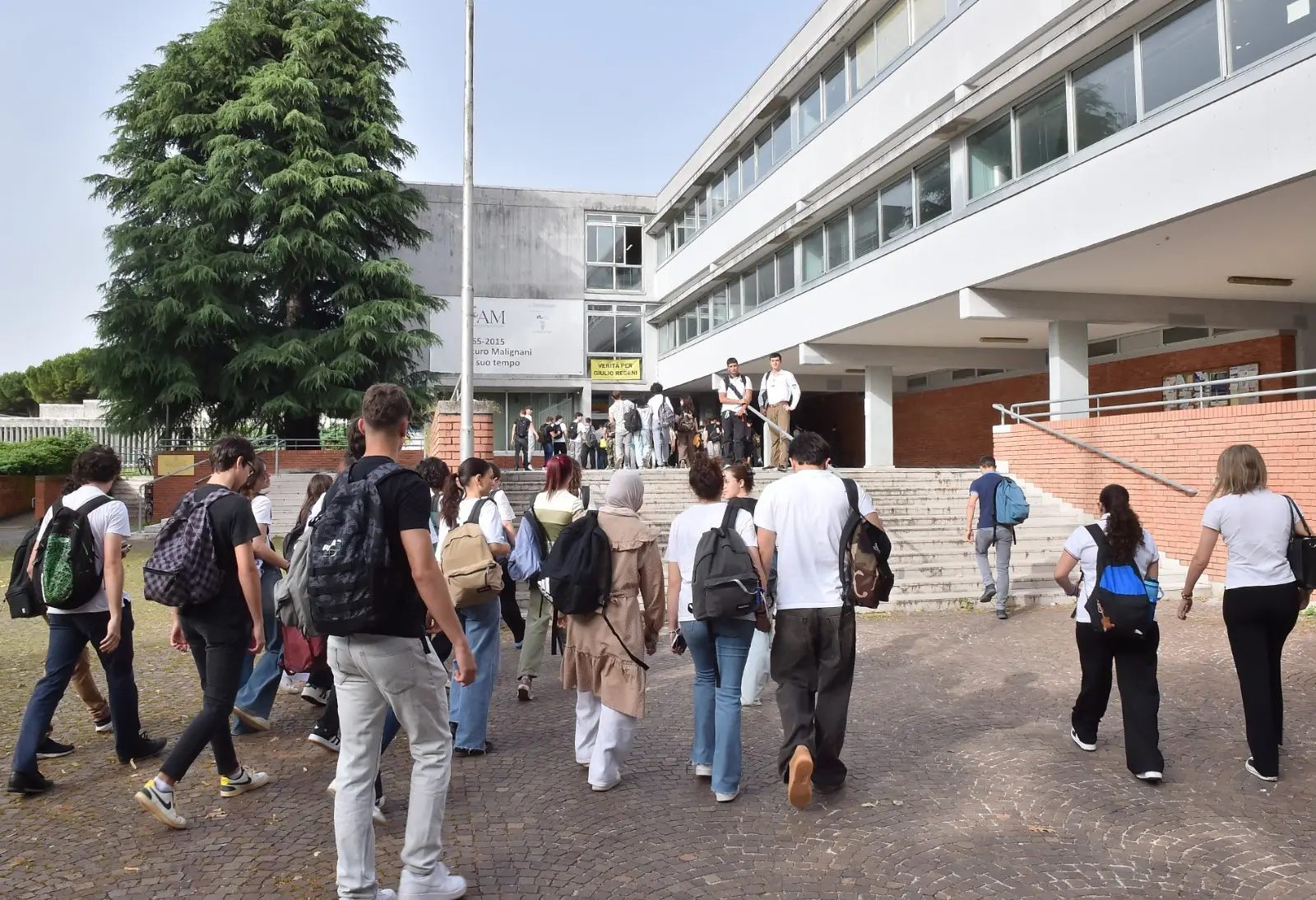 Il giorno della prima prova della Maturità è arrivato. In Friuli Venezia Giulia all’appuntamento con l’Esame di Stato sono attesi 9 mila 484 studenti, di cui 253 iscritti nelle scuole paritarie e 181 esterni. Ecco gli studenti fuori dalle scuole prima di accedere alla prima prova (Foto Petrussi/Brisotto)