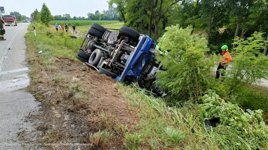 Il camion dove viaggiava la vittima: dopo lo scontro è finito nel fosso