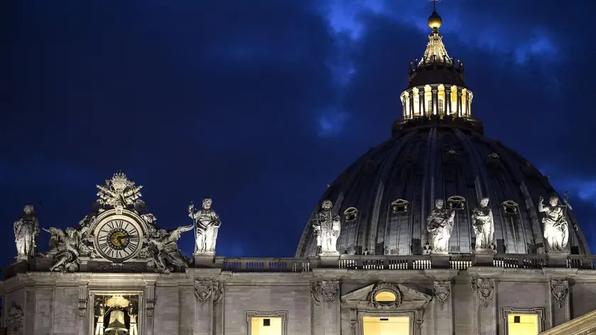 L'orologio della Basica di San Pietro segna le 17.14, orario in cui Papa Francesco ha aperto la porta santa della cattedrale di Bangui, nella Repubblica Centrafricana, anticipando l'inizio del giubileo straordinario della Misericordia per la Repubblica centrafricana e per l'Africa, Roma, 29 novembre 2015. ANSA/ANGELO CARCONI