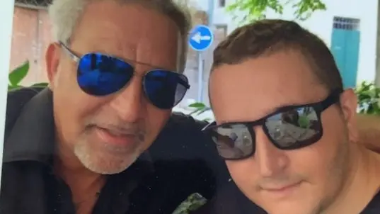 Il padre Valentino De Simon, a sinistra, assieme al figlio Claudio