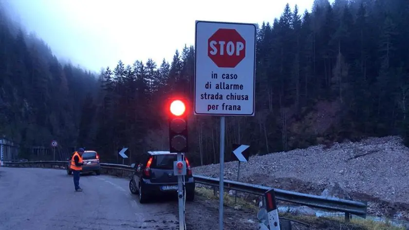 Un semaforo lungo la statale Carnica (foto di archivio)
