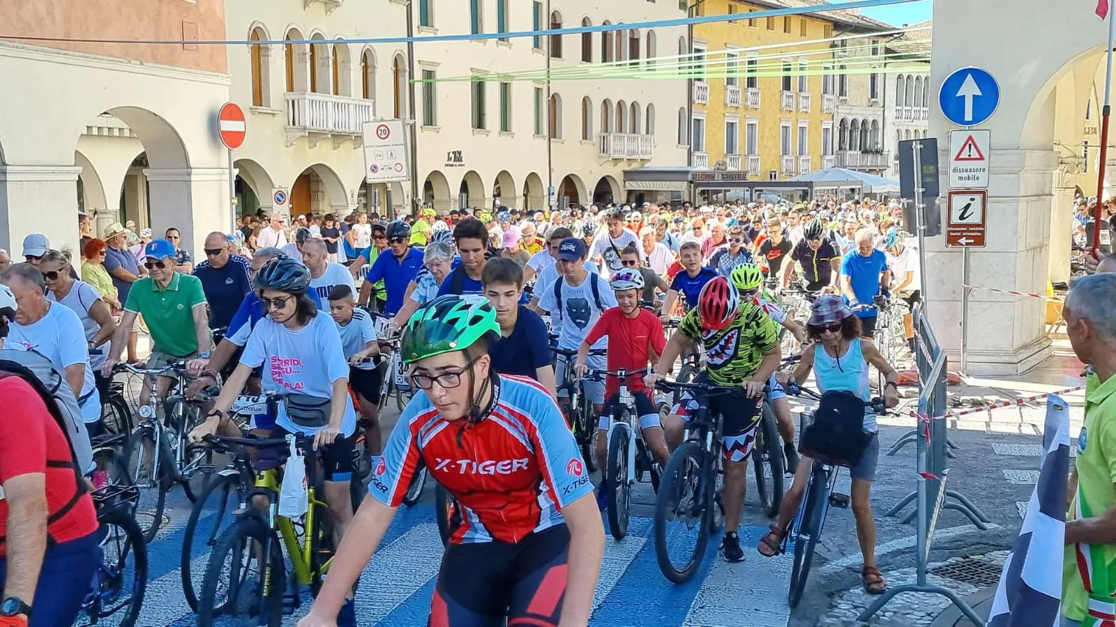 Edizione riuscita, la numero 49, per la Pordenone pedala, sotto un bel sole e con circa 4 mila partecipanti stimati. Il serpentone si è snodato da Pordenone a Porcia, Brugnera, Sacile, con rientro via Fontanafredda a Pordenone. Poi la tradizionale pastasciutta collettiva a Parco Galvani e le premiazioni delle categorie che hanno preso parte all’evento. Soddisfazione per il presidente Luigi Tomadini e lo staff che ha contribuito alla riuscita dell’evento.