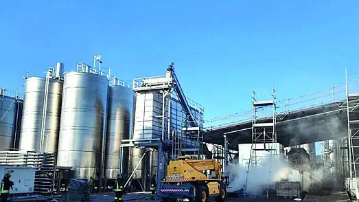 L’intervento dei mezzi di soccorso nello stabilimento della Pra Della Luna, nella zona industriale di Flumignano, nel comune di Talmassons