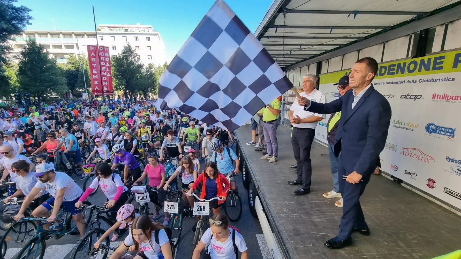 Edizione riuscita, la numero 49, per la Pordenone pedala, sotto un bel sole e con circa 4 mila partecipanti stimati. Il serpentone si è snodato da Pordenone a Porcia, Brugnera, Sacile, con rientro via Fontanafredda a Pordenone. Poi la tradizionale pastasciutta collettiva a Parco Galvani e le premiazioni delle categorie che hanno preso parte all’evento. Soddisfazione per il presidente Luigi Tomadini e lo staff che ha contribuito alla riuscita dell’evento.