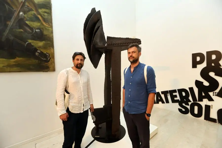Gli architetti Alberto Clocchiatti ed Emanuele Tomić davanti alla scultura restaurata