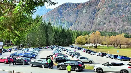 Parcheggio sovraffollato al secondo lago di Fusine