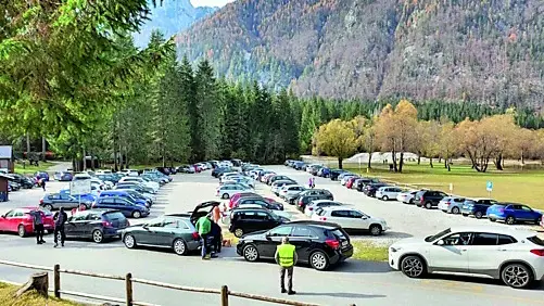 Parcheggio sovraffollato al secondo lago di Fusine
