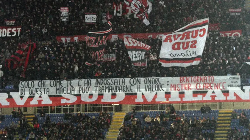 Dopo tre partite di campionato senza, sono stati di nuovo ammessi alcuni striscioni nel settore occupato dai tifosi della Curva Sud del Milan che hanno colto l'occasione per dare il suo benvenuto al nuovo allenatore Clarence Seedorf. 'Solo chi come te l'ha indossata con onore, di questa maglia può tramandarne il valore: bentornato mister Clarence', hanno scritto gli ultrà del Milan su un lungo lenzuolo esposto nei primi minuti della sfida contro il Torino. ANSA/MATTEO BAZZI