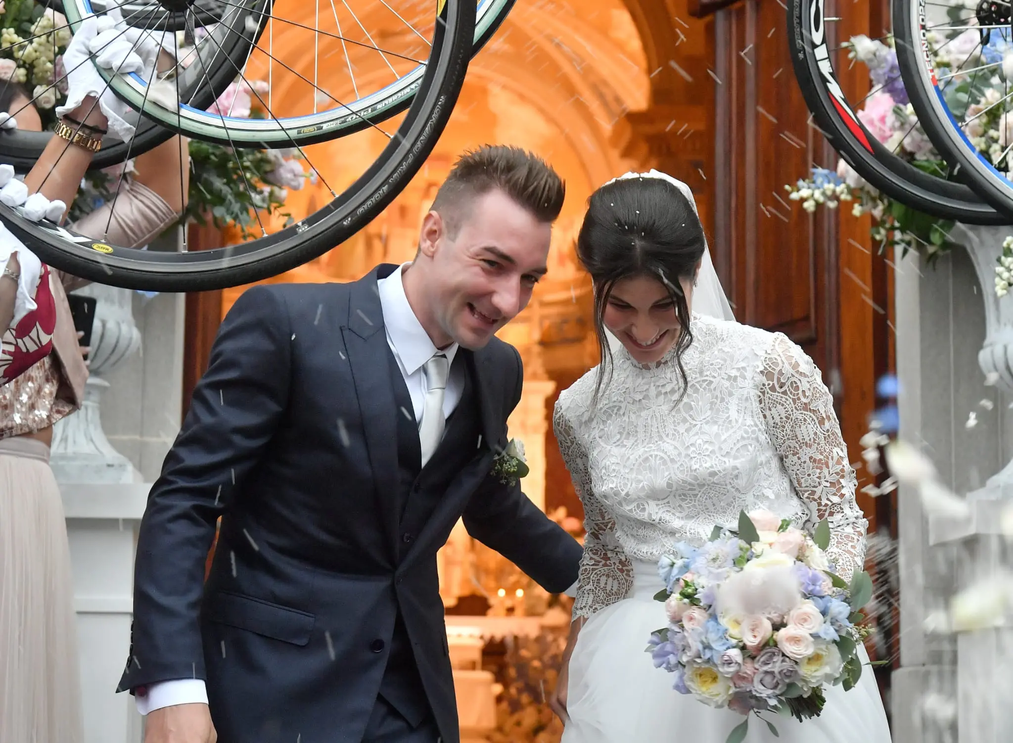 Emozionati, belli, bagnati dalla pioggia e fortunati. I due campioni di ciclismo Elia Viviani ed Elena Cecchini hanno detto sì a Mereto di Tomba sabato, 22 ottobre. Elena nel suo abito di chiffon e pizzo bianco era bellissima, Elia molto emozionato ed elegante in completo blu. Fiori, commozione ma soprattutto le ruote li hanno attesi all'uscita della chiesa di San Marco Evangelista. Presenti tra gli altri sportivi anche Filippo Ganna. Il racconto e le immagini a cura di Videoproduzioni Petrussi