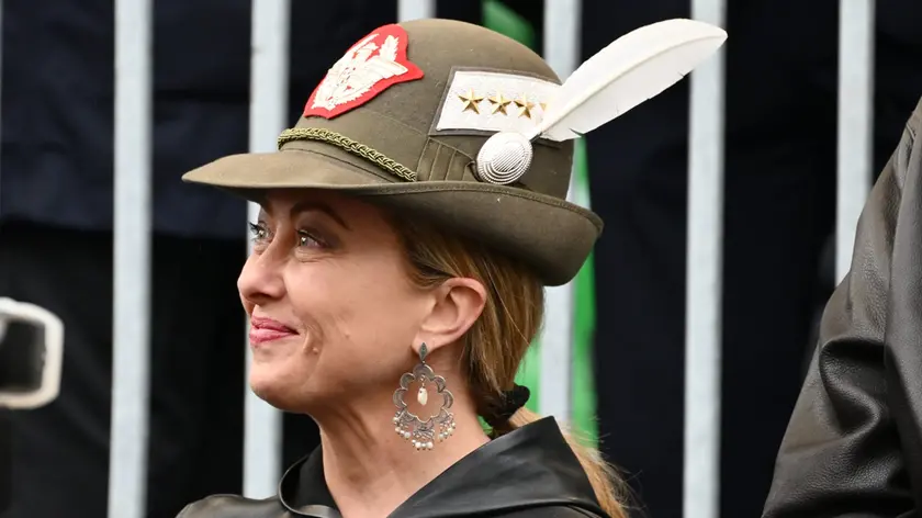 Giorgia Meloni presente alla sfilata degli alpini indossa il cappello con la piuma (Foto Petrussi)