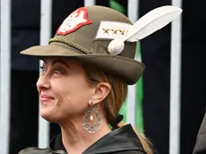 Giorgia Meloni presente alla sfilata degli alpini indossa il cappello con la piuma (Foto Petrussi)