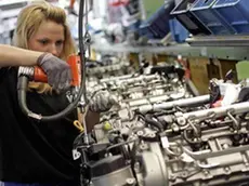 Roma, 12 feb. (TMNews) - Il posto fisso resta il sogno dei giovani. Secondo una ricerca scientifica sul mondo del lavoro riportata dal Corriere della Sera con un articolo di Renato Mannheimer l'84 per cento delle persone intervistate sarebbero pronte a guadagnare anche meno per un impiego sicuro. Per lo stesso obiettivo il 70 per cento si allontenerebbe da casa, ma solo il 56 per cento si trasferirebbe all'estero.......La ricerca, condotta tra i giovani fra i 18 e i 34 anni, evidenzia come la sicurezza e la stabilità del posto costituiscano, ancora oggi, l'elemento più attrattivo in un lavoro per la maggioranza relativa dei giovani italiani. Alla richiesta di scegliere qual sia l'aspetto più importante in una occupazione, più di uno su tre cita senza esitazione il posto fisso che risulta contare più dello stipendio e ancor più dell'interesse del tipo di lavoro. Meno del 4% cita come elemento più importante la possibilità di fare carriera o quella di imparare cose nuove ed esprimere le proprie capacità. ....In un quesito relativo alla preferenza tra un lavoro sicuro anche se meno redditizio e uno meno sicuro con più prospettive di reddito: quasi nove giovani su dieci optano per la prima alternativa. La remunerazione può anche essere esigua, quello che importa è la sicurezza. ....http://www.lavoro.gov.it/Lavoro....