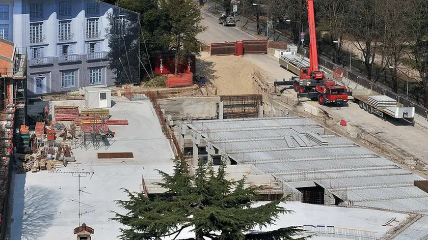 Udine 14 marzo 2015.L'istituto Sello si protegge dai lavori per il nuovo parcheggio di Piazza I Maggio con una maxi fotografia che riproduce la facciata originale dell'edificio..Copyright Foto Petrussi / Ferraro Simone