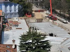 Udine 14 marzo 2015.L'istituto Sello si protegge dai lavori per il nuovo parcheggio di Piazza I Maggio con una maxi fotografia che riproduce la facciata originale dell'edificio..Copyright Foto Petrussi / Ferraro Simone