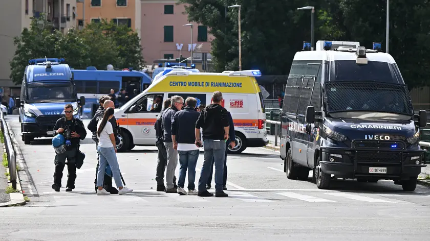 Tafferugli tra tifosi di Genoa e Sampdoria prima del derby di Coppa Italia non lontano dallo stadio Luigi Ferraris. La Polizia controlla i punt strategici intorno allo stadio. Genova, 25 settembre 2024. ANSA/LUCA ZENNARO