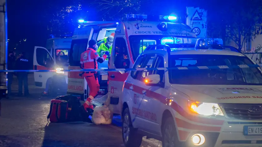 Polizia Di Stato e personale medico sul luogo della sparatoria avvenuta durante la notte di capodanno, con due persone rimaste ferite, di cui una gravemente, a Milano, 1 gennaio, 2021. Si tratta, secondo i primi accertamenti, di un episodio di criminalità. ANSA/ANDREA FASANI