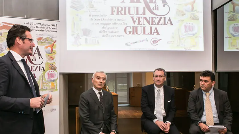 Mario Cichetti e Giuseppe Villani (Direttore e presidente Consorzio Prosciutto San Daniele), Sergio Bolzonello (Vicepresidente Regione FVG e assessore Attività produttive) e Agostino Maio (Capo Gabinetto Regione FVG) alla presentazione di "Aria di Friuli Venezia Giulia", al concept store Presso Porta Nuova - Milano 21/05/2015