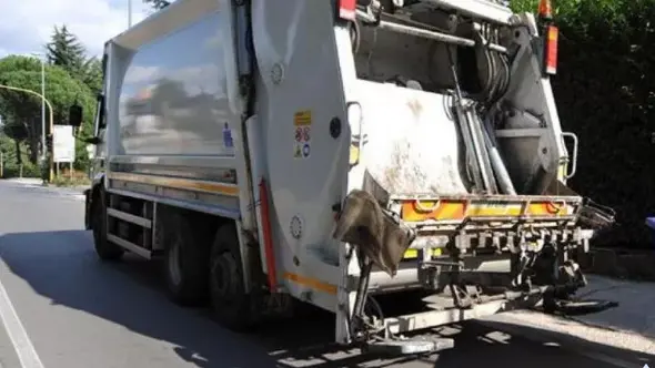 Un camion utilizzato per il servizio di raccolta dei rifiuti