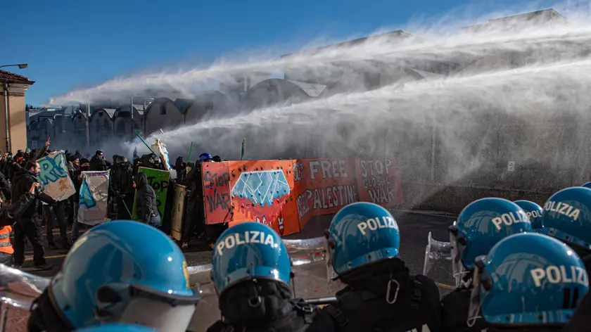 Polizia e dimostranti si fronteggiano nel corso del corteo organizzato dai centri sociali per protestare contro la presenza di operatori di Israele alla Fiera VicenzaOro a Vicenza, 20 gennaio 2024. ANSA/EDOARDO FIORETTO