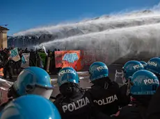 Polizia e dimostranti si fronteggiano nel corso del corteo organizzato dai centri sociali per protestare contro la presenza di operatori di Israele alla Fiera VicenzaOro a Vicenza, 20 gennaio 2024. ANSA/EDOARDO FIORETTO
