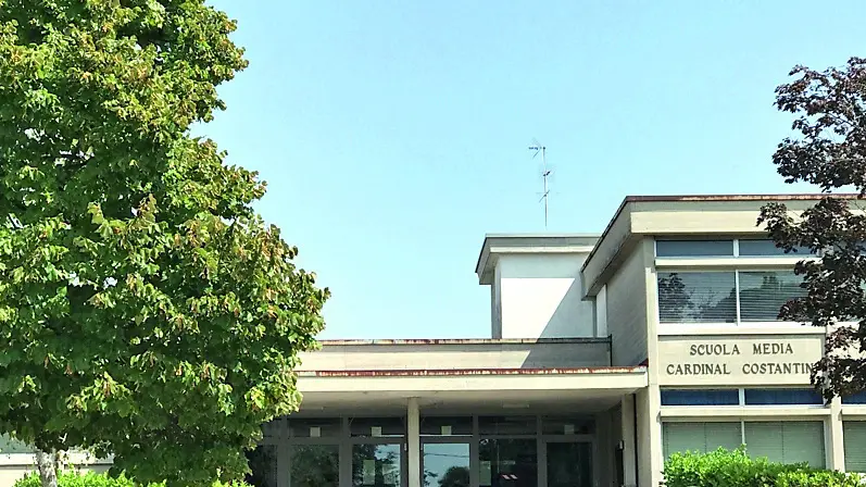 L’ingresso della scuola media Cardinale Costantini di Pasiano