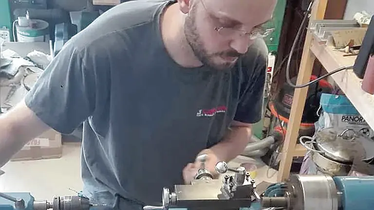 Manuele impegnato in laboratorio nella produzione di una pipa