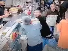 Il momento in cui Tominaga viene colpito dal pugno: le immagini sono quelle delle telecamere di sorveglianza