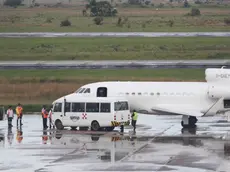 L'arrivo di Cesare Battisti all'aeroporto in Bolivia dove si è imbarcato per l'Italia