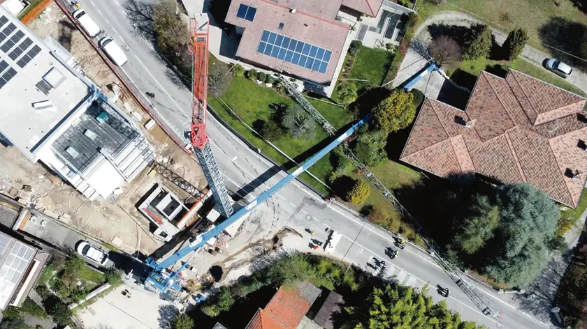 Una veduta con il drone che rende l’idea di cosa sia successo nella mattinata di lunedì 11 aprile in via Planton a Pordenone (video e foto Missinato)