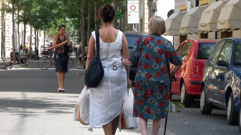 Una donna con la badante il 21 agosto a Ponterdera. ANSA/STRINGER /DC