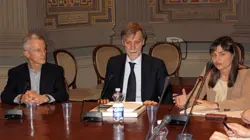 Da sinistra: Riccardi Illy, eletto presidente della Commissione paritetica per lo Statuto del Fvg, il ministro per gli Affari Regionali e le Autonomie Graziano Delrio e la presidente della Regione Friuli Venezia Giulia Debora Serracchiani. 23 gennaio 2014 ANSA/MINISTERO AFFARI REGIONALI/++ NO SALES, EDITORIAL USE ONLY. NO ARCHIVES ++