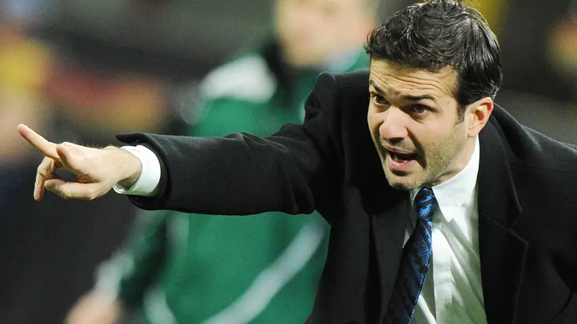 Inter Milan head coach Andrea Stramaccioni gives instructions during the UEFA Europa League round of 16 second leg match between Inter Milan and Tottenham Hotspur at the Giuseppe Meazza stadium in Milan, Italy, 14 March 2013. ANSA/DANIEL DAL ZENNARO