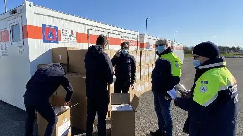 La consegna alla Protezione civile delle mascherine recuperate dalla Regione Fvg