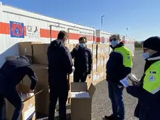 La consegna alla Protezione civile delle mascherine recuperate dalla Regione Fvg