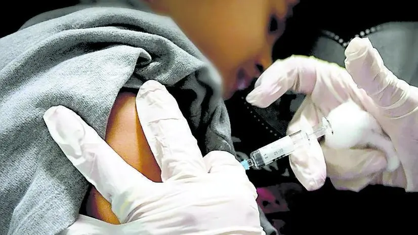 Un bambino viene vaccinato in un ambulatorio della Asl di Napoli, 3 novembre 2016. ANSA / CIRO FUSCO