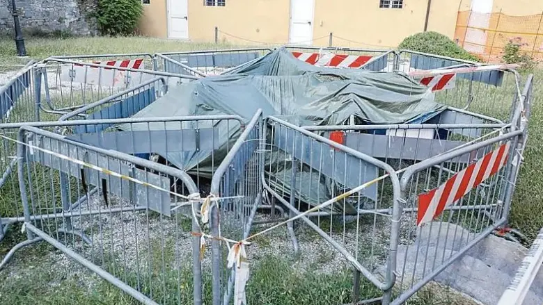 Il pozzo di Parco Coronini, a Gorizia, dove si è consumata la tragedia (foto Bumbaca)