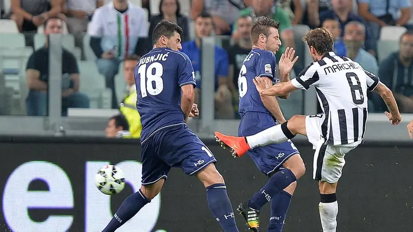 Juventus' Claudio Marchisio (R) scores the goal during the Italian Serie A soccer match Juventus FC vs Udinese Calcio at Juventus Stadium in Turin, Italy, 13 September 2014. ANSA/DI MARCO