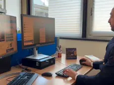 (Fermo immagine) Ventuno persone indagate e blocco immediato del flusso illegale delle Iptv e dei siti di live streaming delle più note piattaforme televisive. E' il bilancio di un'operazione contro la pirateria televisiva contro i cosiddetti 'pezzotti' della polizia e coordinata dalla Dda della Procura di Catania. Diversi i Centri operativi per la sicurezza cibernetica della Polizia Postale che sono stati impegnati in numerose perquisizioni e sequestri sull'intero territorio nazionale nei confronti degli appartenenti a una associazione a delinquere transnazionale che avrebbe avuto profitti mensili per svariati milioni di euro. ANSA/ Polizia ANSA PROVIDES ACCESS TO THIS HANDOUT PHOTO TO BE USED SOLELY TO ILLUSTRATE NEWS REPORTING OR COMMENTARY ON THE FACTS OR EVENTS DEPICTED IN THIS IMAGE; NO ARCHIVING; NO LICENSING NPK