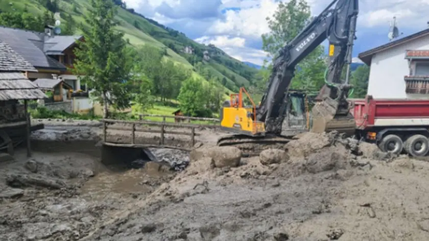 Una colata di fango ha invaso oggi il torrente Seres a Longiarù, frazione di San Martino in Badia. Le squadre sono al lavoro per rimuovere fango e detriti, 17 giugno 2024. ANSA/ PROVINCIA AUTONOMA DI BOLZANO +++ ANSA PROVIDES ACCESS TO THIS HANDOUT PHOTO TO BE USED SOLELY TO ILLUSTRATE NEWS REPORTING OR COMMENTARY ON THE FACTS OR EVENTS DEPICTED IN THIS IMAGE; NO ARCHIVING; NO LICENSING +++ NPK +++