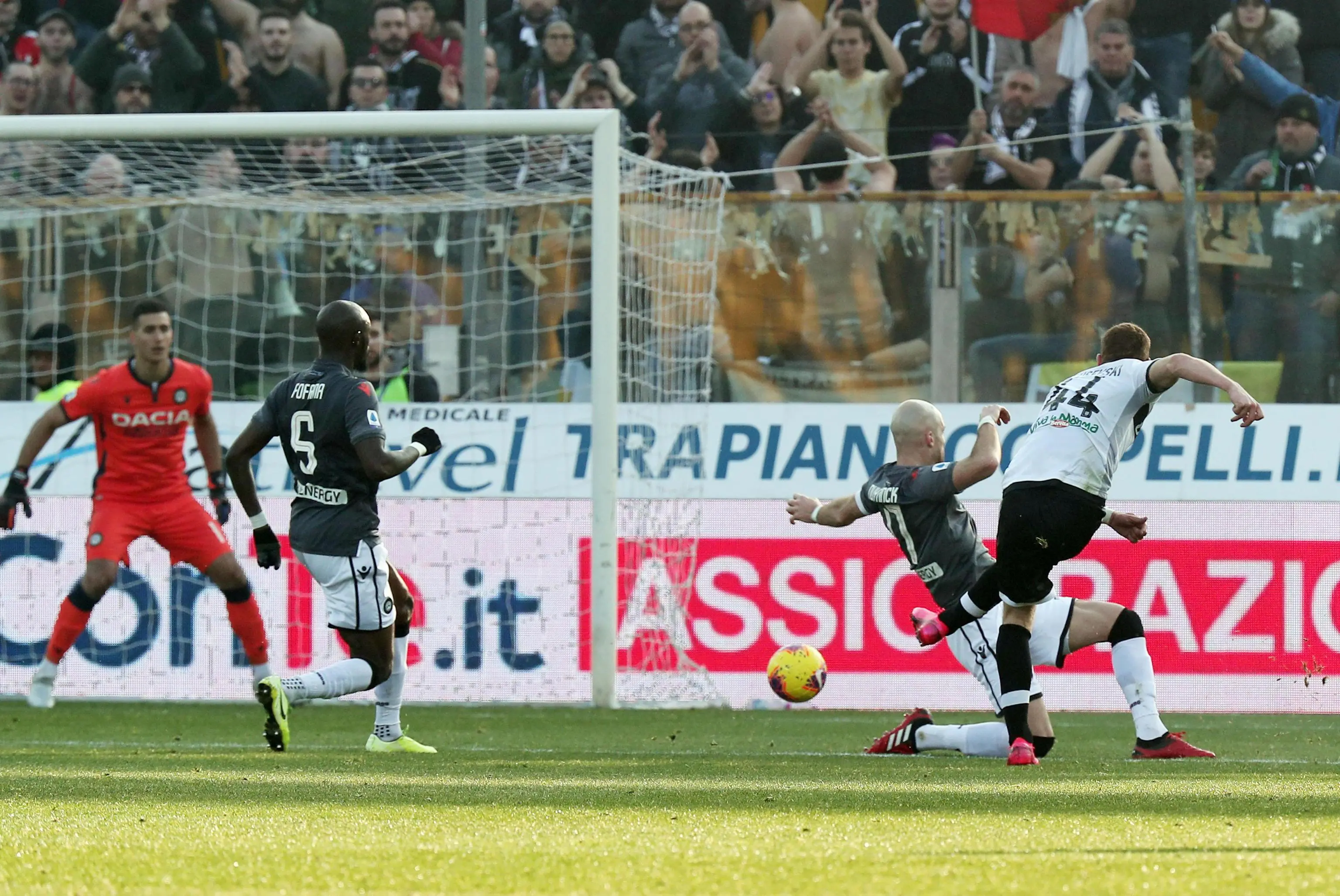 epa08167141 Parma's Dejan Kulusevski (R) scores during the Italian Serie A soccer match between Parma Calcio and Udinese Calcio at the Ennio Tardini stadium in Parma, Italy, 26 January 2020. EPA/BARACCHI-CAMPANINI