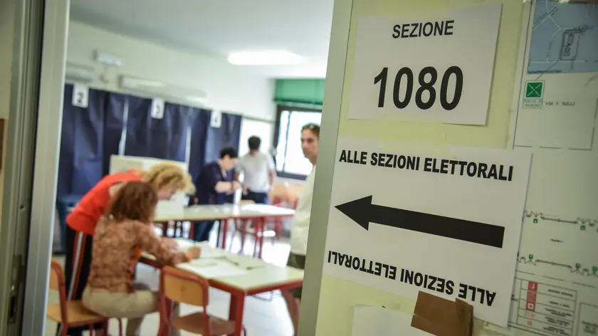 Il seggio elettorale delle elezioni europee di via Martinettii, Milano, 8 Giugno 2024. /// A view of the polling station for the European elections in via Martinetti, in Milan, northern Italy, 08 June 2024. European elections are held on 08 and 09 June 2024. ANSA/MATTEO CORNER