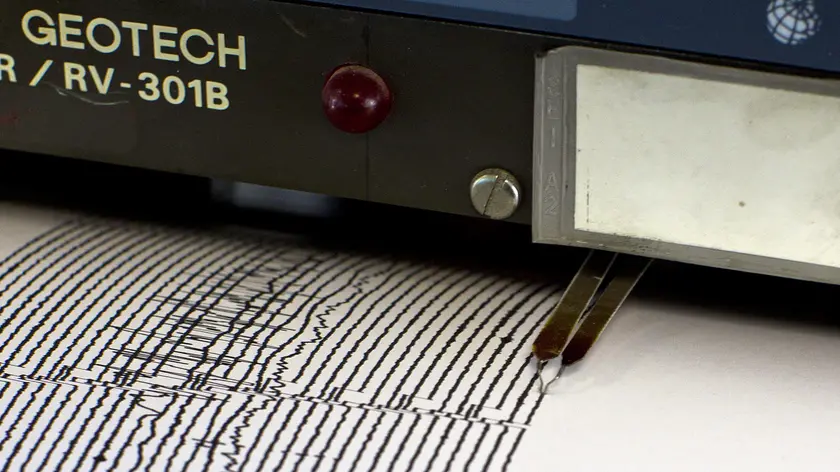 Un vecchio sismografo, ancora in uso, riporta su uno dei tracciati il terremoto che oggi ha colpito le coste dell'Austalia di magnitudo 6.9 della scala Richter, nella sala sismica dell' Istituto Nazionale di Geofisica e Vulcanologia a Roma oggi 10 maggio 2011. ANSA/MASSIMO PERCOSSI
