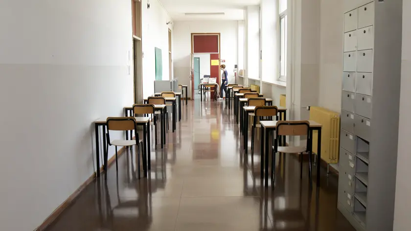 Banchi allestiti con il plexiglass all' Istituto Abba Ballini nel rispetto con il protocollo ministeriale per Covid 10 coronavirus in vista degli esami di maturità , Brescia 12 giugno 2020. Ansa/Filippo Venezia