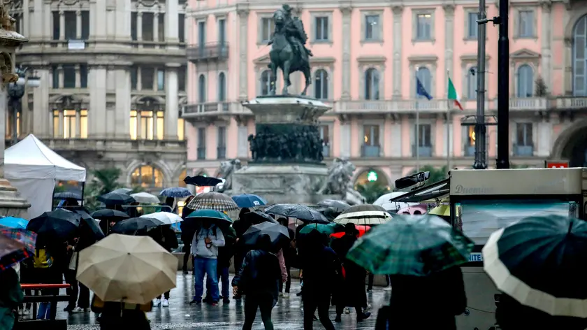 Maltempo e pioggia in centro a Milano, 2 novembre 2023./// Bad weather and rain in Milan, Italy, 02 November 2023. The Atlantic storm Ciaran driven by a deep cyclone near the British Isles will be in Italy in the next few hours over the northern and central Tyrrhenian regions. The weather will be disturbed until Sunday, then high pressure will be back. ANSA/MOURAD BALTI TOUATI