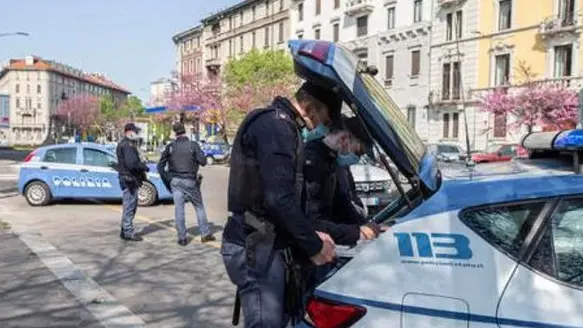 I poliziotti si sono immediatamente messi a caccia del malvivente