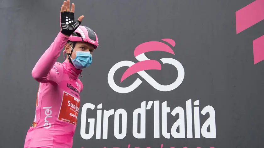Dutch rider Wilco Kelderman of Team Sunweb, wearing the overall leader's pink jersey, greets the crowd signig in ahead the departure of the 19th stage of the 2020 Giro d'Italia cycling race over 258 km from Morbegno to Asti, Italy, 23 October 2020. The unfavorable weather and pouring rain, in addition, led to the protest of the runners and led to a reduction of the route scheduled for the 19th stage, scheduled on a route around 120 km, from Abbiategrasso to Asti, The 103rd Giro d'Italia is scheduled from 3 to 25 October. ANSA//LUCA ZENNARO
