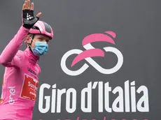 Dutch rider Wilco Kelderman of Team Sunweb, wearing the overall leader's pink jersey, greets the crowd signig in ahead the departure of the 19th stage of the 2020 Giro d'Italia cycling race over 258 km from Morbegno to Asti, Italy, 23 October 2020. The unfavorable weather and pouring rain, in addition, led to the protest of the runners and led to a reduction of the route scheduled for the 19th stage, scheduled on a route around 120 km, from Abbiategrasso to Asti, The 103rd Giro d'Italia is scheduled from 3 to 25 October. ANSA//LUCA ZENNARO