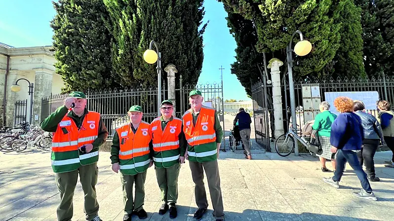 La squadra di volontari presidia il cimitero in viale Benevento