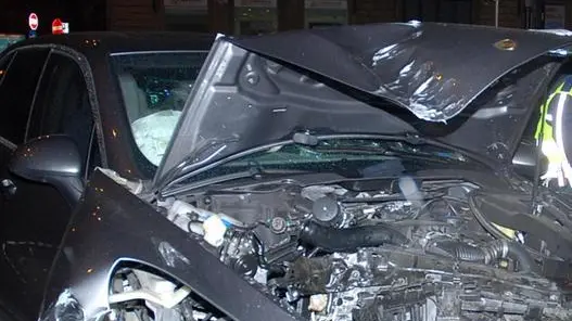 La Porche Cayenne di Martin Caseres dopo l'incidente stradale della scorsa notte. Il giocatore della Juventus alla guida dell'auto si è scontrato in centro città con un'Alfa Mito con tre giovani a bordo. POLIZIA MUNICIPALE DI TORINO/ANSA +++ NO SALES - NO ARCHIVE- EDITORIAL USE ONLY +++