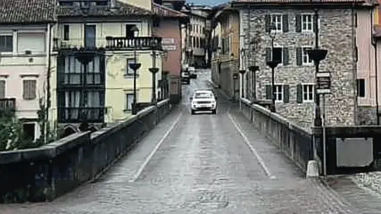 Il ponte del Diavolo ieri per una decina di giorni sarà chiuso ai veicoli